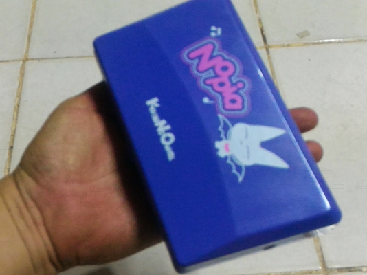 คีย์บอร์ดเครื่องดนตรีขนาดเล็กพกพาไปไหนๆได้จากญี่ปุ่น มีจังหวะต่างๆ ทำนอง และเสียงเครื่องดนตรีให้เลือกเหมือนเครื่องใหญ่