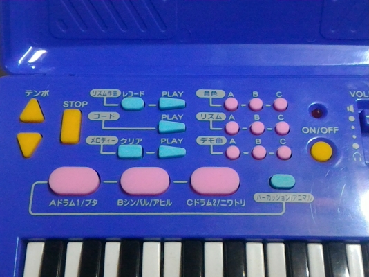 คีย์บอร์ดเครื่องดนตรีขนาดเล็กพกพาไปไหนๆได้จากญี่ปุ่น มีจังหวะต่างๆ ทำนอง และเสียงเครื่องดนตรีให้เลือกเหมือนเครื่องใหญ่