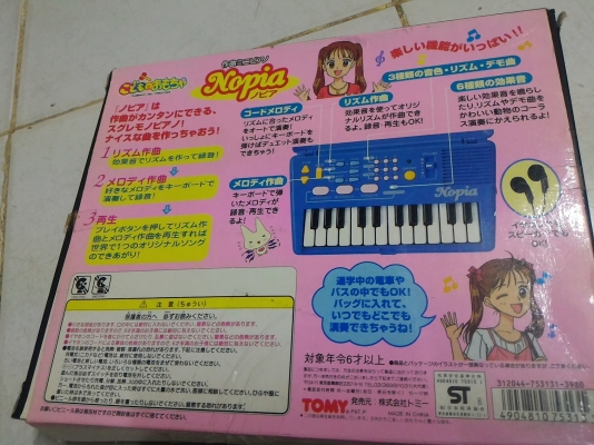 คีย์บอร์ดเครื่องดนตรีขนาดเล็กพกพาไปไหนๆได้จากญี่ปุ่น มีจังหวะต่างๆ ทำนอง และเสียงเครื่องดนตรีให้เลือกเหมือนเครื่องใหญ่
