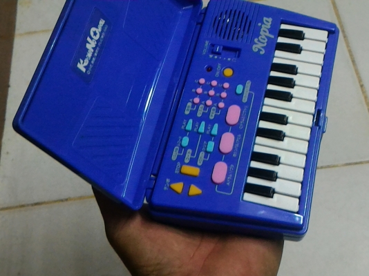 คีย์บอร์ดเครื่องดนตรีขนาดเล็กพกพาไปไหนๆได้จากญี่ปุ่น มีจังหวะต่างๆ ทำนอง และเสียงเครื่องดนตรีให้เลือกเหมือนเครื่องใหญ่