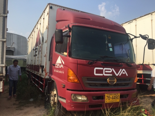 ขายเหมาครับ รถตู้ 10 บาน 1.Hino FG 112 ปี05=1คัน 2.Mitsubishi 6D16 = 5 คัน รวม 6 คัน