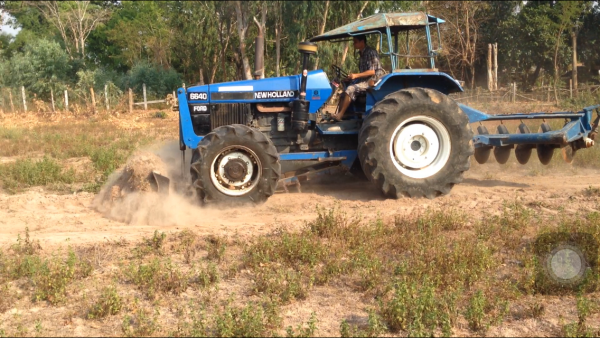 ขายรถไถ 2 เพลา  Ford 6640 มีภาพวีดีโอ สภาพสวยพร้อมใช้ ผานดันหน้า และผาน 6 ราคา685,000 บาท ต่อรองได้ครับ โทร 081-9972972 089-8451778