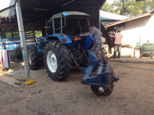 ขายรถไถ 2 เพลา  Ford 6640 มีภาพวีดีโอ สภาพสวยพร้อมใช้ ผานดันหน้า และผาน 6 ราคา685,000 บาท ต่อรองได้ครับ โทร 081-9972972 089-8451778