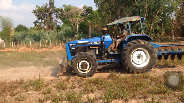 ขายรถไถ 2 เพลา  Ford 6640 มีภาพวีดีโอ สภาพสวยพร้อมใช้ ผานดันหน้า และผาน 6 ราคา685,000 บาท ต่อรองได้ครับ โทร 081-9972972 089-8451778