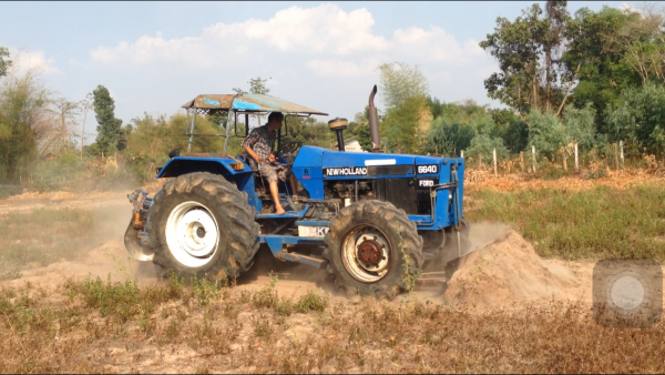 ขายรถไถ 2 เพลา  Ford 6640 มีภาพวีดีโอ สภาพสวยพร้อมใช้ ผานดันหน้า และผาน 6 ราคา685,000 บาท ต่อรองได้ครับ โทร 081-9972972 089-8451778