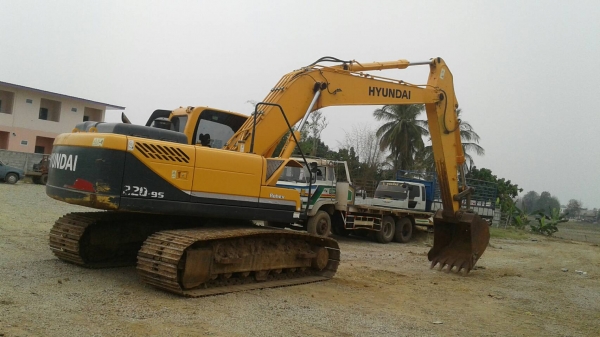 ขายด่วนรถแบคโฮHYUNDAI.220..95..รถทำงานได้4พ้นกั่วชั่วโมง