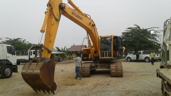 ขายด่วนรถแบคโฮHYUNDAI.220..95..รถทำงานได้4พ้นกั่วชั่วโมง