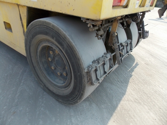 ขายด่วนแพ็คคู่ รถปูยาง 6 เมตรพร้อมรถบด 7 ล้อsakai