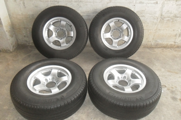 ล้อแม็ก16นิ้ว6รู กว้าง8นิวET5 พร้อมยาง สวยๆ 4 ล้อ ราคา 7900 บาท