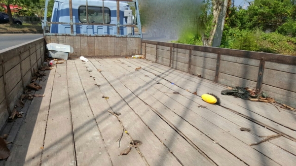 รถอีซูซู 6 ล้อ ( ไม่ดั้ม ) NKR 110 แรงม้า.   สนใจติดต่อ  081 - 6079515