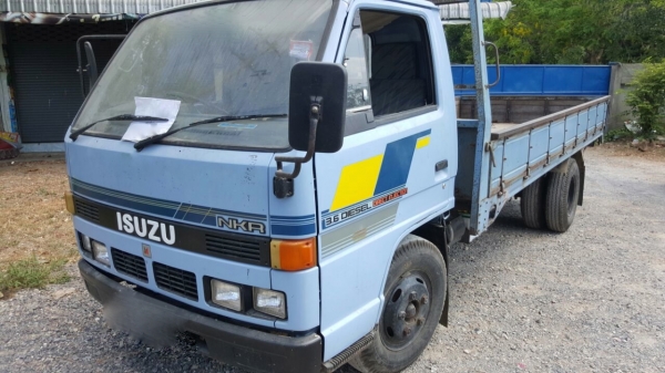 รถอีซูซู 6 ล้อ ( ไม่ดั้ม ) NKR 110 แรงม้า.   สนใจติดต่อ  081 - 6079515