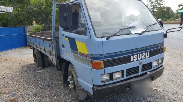 รถอีซูซู 6 ล้อ ( ไม่ดั้ม ) NKR 110 แรงม้า.   สนใจติดต่อ  081 - 6079515