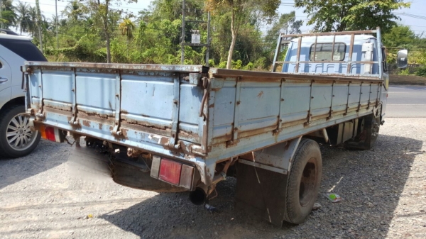 รถอีซูซู 6 ล้อ ( ไม่ดั้ม ) NKR 110 แรงม้า.   สนใจติดต่อ  081 - 6079515