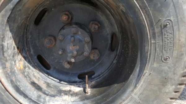 รถอีซูซู 6 ล้อ ( ไม่ดั้ม ) NKR 110 แรงม้า.   สนใจติดต่อ  081 - 6079515