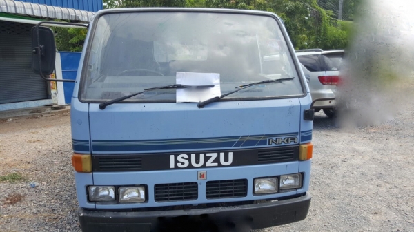รถอีซูซู 6 ล้อ ( ไม่ดั้ม ) NKR 110 แรงม้า.   สนใจติดต่อ  081 - 6079515