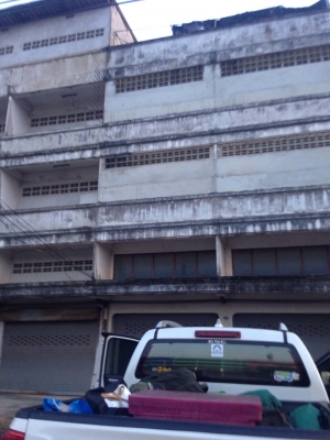 อาคาร2คูหา 3.5ชั้น  เป็นตึกเลี้ยงนกนางแอ่น อยู่ที่ระยอง