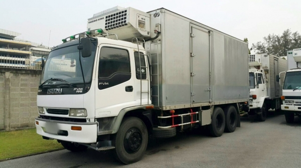 ขาย 10 ล้อ อีซูซุ เดก้า 195 แรง ปี 43 ตู้เย็นพร้อมเครื่องทำความเย็นยาว 6 ม. สภาพเดิมสวยพร้อมใช้  จัดแนนท์ได้ครับ สนใจติดต่อ 081-9420141  ,  081-5715326