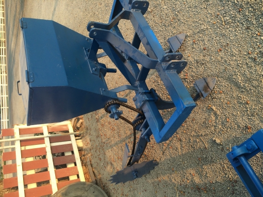 ขายเครื่องทำรุ่นใส่ปุ๋ยเข้าร่องอ้อยสนใจโทร0820710619