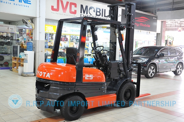 ขายรถโฟล์คลิฟท์มือสอง TOYOTA รุ่น 6FG25-30251 ราคา 295,000 บาท สภาพเดิมจากญี่ปุ่น