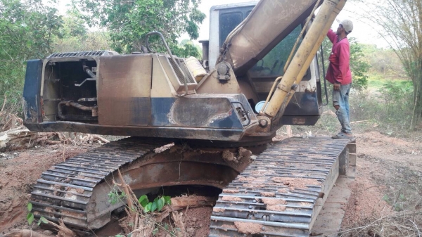 ขายรถแบ็คโฮ Komatsu pc200 รุ่น 5 เครื่องเดิม ปั๊มเดิม ไฟฟ้าครบ เอวแน่น คอนโทรลสั้น เอกสารเล่มทะเบียน