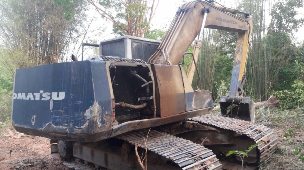 ขายรถแบ็คโฮ Komatsu pc200 รุ่น 5 เครื่องเดิม ปั๊มเดิม ไฟฟ้าครบ เอวแน่น คอนโทรลสั้น เอกสารเล่มทะเบียน