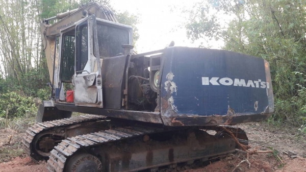 ขายรถแบ็คโฮ Komatsu pc200 รุ่น 5 เครื่องเดิม ปั๊มเดิม ไฟฟ้าครบ เอวแน่น คอนโทรลสั้น เอกสารเล่มทะเบียน