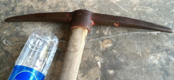 อีเตอร์เหมืองโบราณขนาดใหญ่มี 2 ตัว พร้อมด้ามไม้เดิม ตอกตรายี่ห้อเก่า เอาไว้โชว์ หรือจะเอาไปใช้งานก็ได้ครับ งานนอก