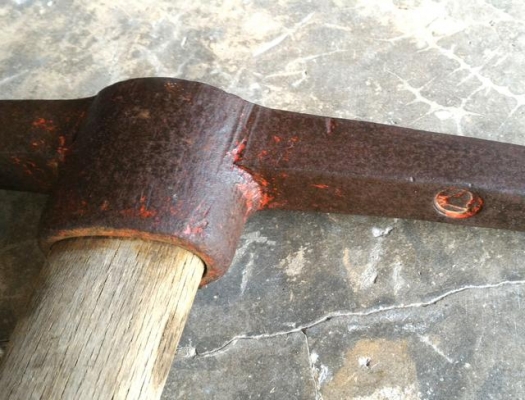 อีเตอร์เหมืองโบราณขนาดใหญ่มี 2 ตัว พร้อมด้ามไม้เดิม ตอกตรายี่ห้อเก่า เอาไว้โชว์ หรือจะเอาไปใช้งานก็ได้ครับ งานนอก