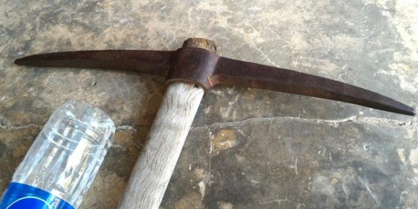 อีเตอร์เหมืองโบราณขนาดใหญ่มี 2 ตัว พร้อมด้ามไม้เดิม ตอกตรายี่ห้อเก่า เอาไว้โชว์ หรือจะเอาไปใช้งานก็ได้ครับ งานนอก