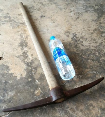 อีเตอร์เหมืองโบราณขนาดใหญ่มี 2 ตัว พร้อมด้ามไม้เดิม ตอกตรายี่ห้อเก่า เอาไว้โชว์ หรือจะเอาไปใช้งานก็ได้ครับ งานนอก