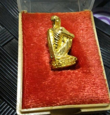 หลวงพ่อคูณนั่งยอง ลอยองค์ กะหลั่ยทองพร้อมกล่องเดิม ราคา 599บ.
