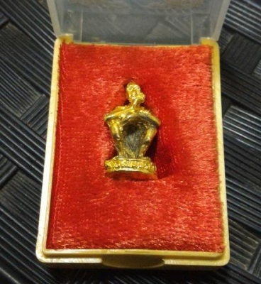 หลวงพ่อคูณนั่งยอง ลอยองค์ กะหลั่ยทองพร้อมกล่องเดิม ราคา 599บ.