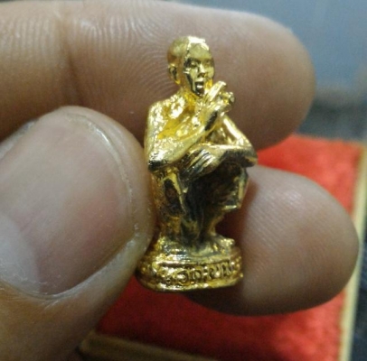 หลวงพ่อคูณนั่งยอง ลอยองค์ กะหลั่ยทองพร้อมกล่องเดิม ราคา 599บ.