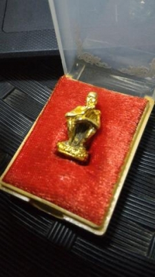 หลวงพ่อคูณนั่งยอง ลอยองค์ กะหลั่ยทองพร้อมกล่องเดิม ราคา 599บ.