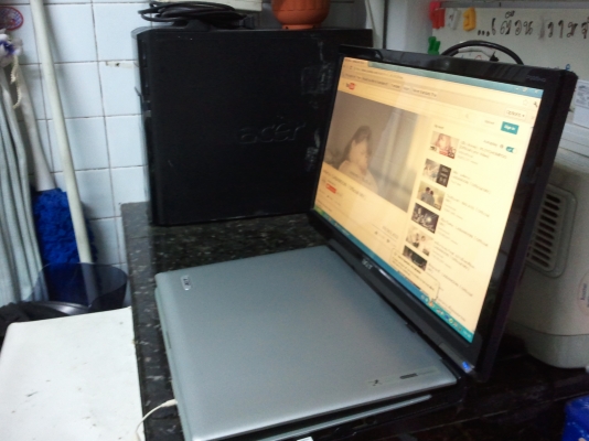 โน๊ตบุค Acerตำหนิแบ็ตเสื่อม.จอเป็นเส้นเลยต้องมีอีกจอเป็นจอคอมพิวเตอร์ช่วย ขนาดจอ17นิ้วขาย2500ขายยกชุดเลยครับ