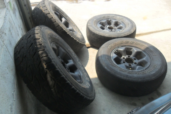 ล้อแม็ก15นิ้ว6รู อีสุ พร้อมยาง 4 ล้อ ราคา 3800 บาท