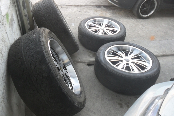 ล้อแม็ก20นิ้ว6รู พร้อมยาง สวยๆ 4 ล้อ ราคา 9900 บาท