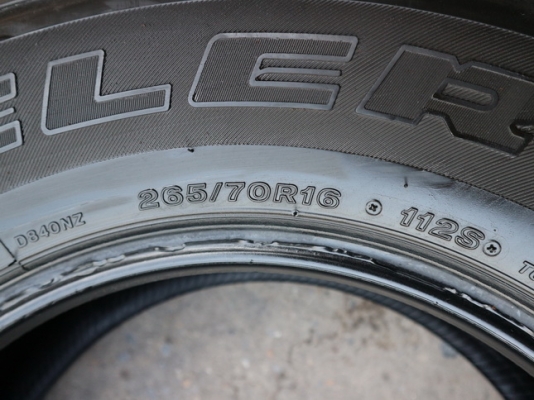 ยาง Bridgstone 265-70-16 ปี 15 ครบชุด 4 เส้น 7500 สภาพสวยๆไม่บวมดอกยางเหลือเยอะ เอาไปวิ่งกันใด้อีกยาวค่ะ