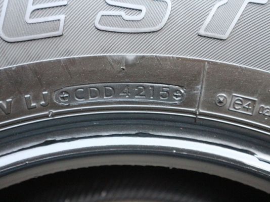 ยาง Bridgstone 265-70-16 ปี 15 ครบชุด 4 เส้น 7500 สภาพสวยๆไม่บวมดอกยางเหลือเยอะ เอาไปวิ่งกันใด้อีกยาวค่ะ