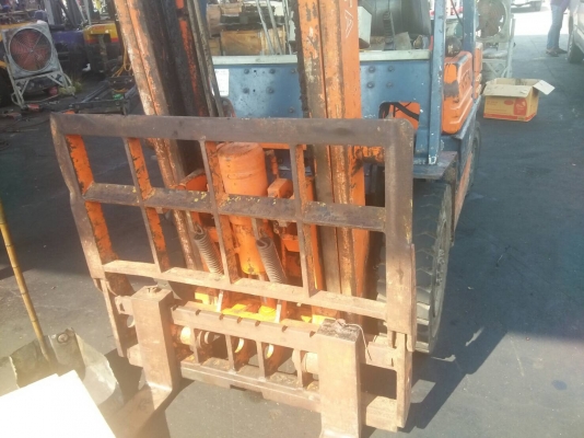 ฝากขายด่วนๆครับ รถยกโตโยต้ารุ่น 5 ยก 2.5 ตัน เสาสูง 3 เมตร เกียร์ธรรมดา งาเทได้ เครื่องเบนซินติดแก๊สเรียบร้อย