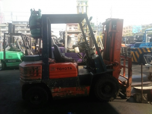 ฝากขายด่วนๆครับ รถยกโตโยต้ารุ่น 5 ยก 2.5 ตัน เสาสูง 3 เมตร เกียร์ธรรมดา งาเทได้ เครื่องเบนซินติดแก๊สเรียบร้อย