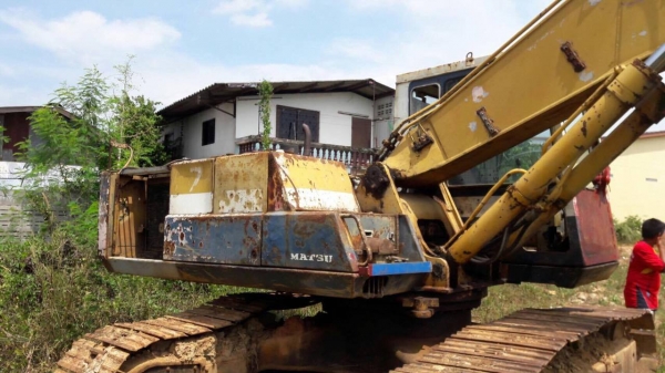 แม็คโค โกมัสสุ 200 รุ้น3 เอกสารไบชื้อขาย  รถสวยชังล่างดี เอวดี. ปั้มสวยไม่โลด. พร้อมใช้งาน