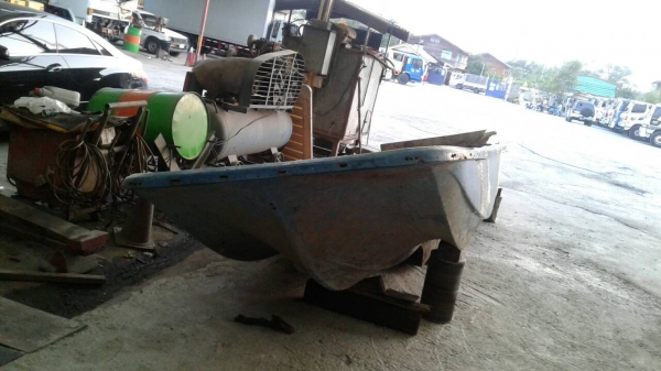 เรือไฟเบอร์สภาพดีพร้อมใช้งาน ยาว5.5เมตรกว้าง2เมตร
