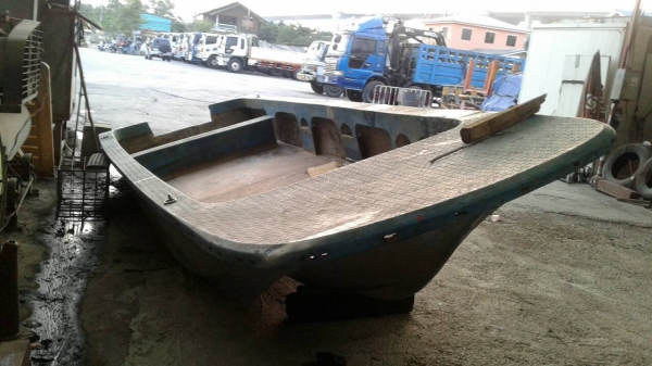 เรือไฟเบอร์สภาพดีพร้อมใช้งาน ยาว5.5เมตรกว้าง2เมตร