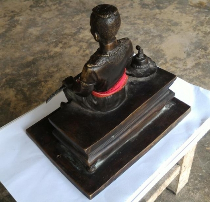 พระนเรศวรเนื้อทองเหลือง น้ำหนักเยอะมาก ดาบถอดได้ ใต้ฐานบรรจุพระนเรศวรไว้อีกหนึ่งองค์เล็ก พระเก่าเหมามาครับ สูง 9.5นิ้ว ฐานกว้าง 9.5นิ้ว