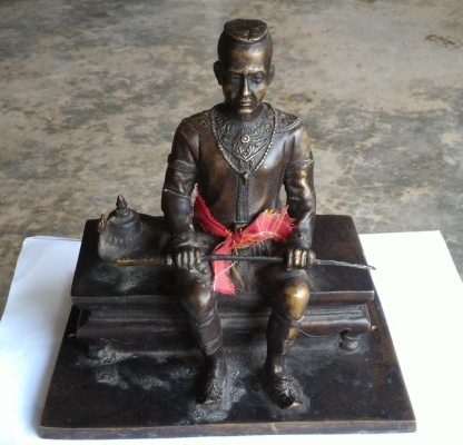 พระนเรศวรเนื้อทองเหลือง น้ำหนักเยอะมาก ดาบถอดได้ ใต้ฐานบรรจุพระนเรศวรไว้อีกหนึ่งองค์เล็ก พระเก่าเหมามาครับ สูง 9.5นิ้ว ฐานกว้าง 9.5นิ้ว