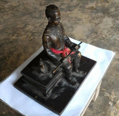 พระนเรศวรเนื้อทองเหลือง น้ำหนักเยอะมาก ดาบถอดได้ ใต้ฐานบรรจุพระนเรศวรไว้อีกหนึ่งองค์เล็ก พระเก่าเหมามาครับ สูง 9.5นิ้ว ฐานกว้าง 9.5นิ้ว