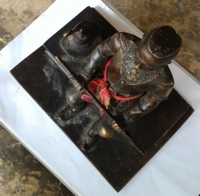 พระนเรศวรเนื้อทองเหลือง น้ำหนักเยอะมาก ดาบถอดได้ ใต้ฐานบรรจุพระนเรศวรไว้อีกหนึ่งองค์เล็ก พระเก่าเหมามาครับ สูง 9.5นิ้ว ฐานกว้าง 9.5นิ้ว