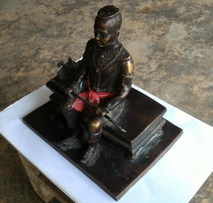 พระนเรศวรเนื้อทองเหลือง น้ำหนักเยอะมาก ดาบถอดได้ ใต้ฐานบรรจุพระนเรศวรไว้อีกหนึ่งองค์เล็ก พระเก่าเหมามาครับ สูง 9.5นิ้ว ฐานกว้าง 9.5นิ้ว