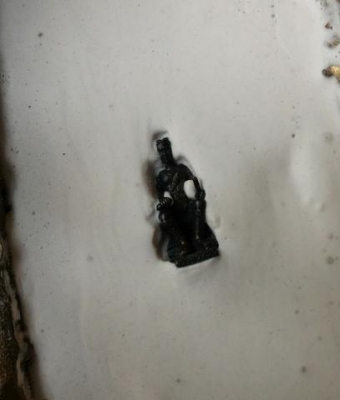 พระนเรศวรเนื้อทองเหลือง น้ำหนักเยอะมาก ดาบถอดได้ ใต้ฐานบรรจุพระนเรศวรไว้อีกหนึ่งองค์เล็ก พระเก่าเหมามาครับ สูง 9.5นิ้ว ฐานกว้าง 9.5นิ้ว